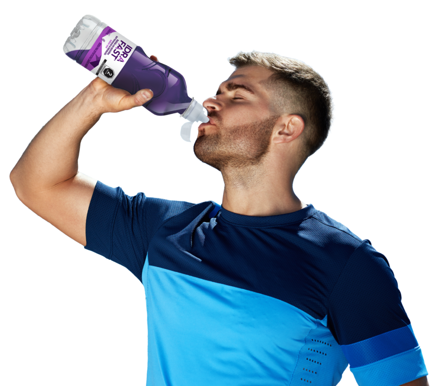 Futbolista bebiendo Idrafast #hidratacioninteligente sabor Uva 