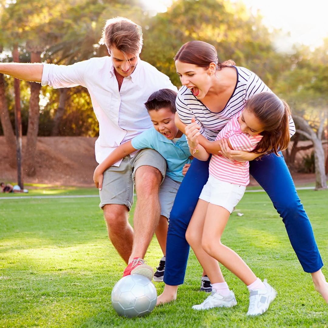 Familia jugando futbol Idrafast hidratación inteligente